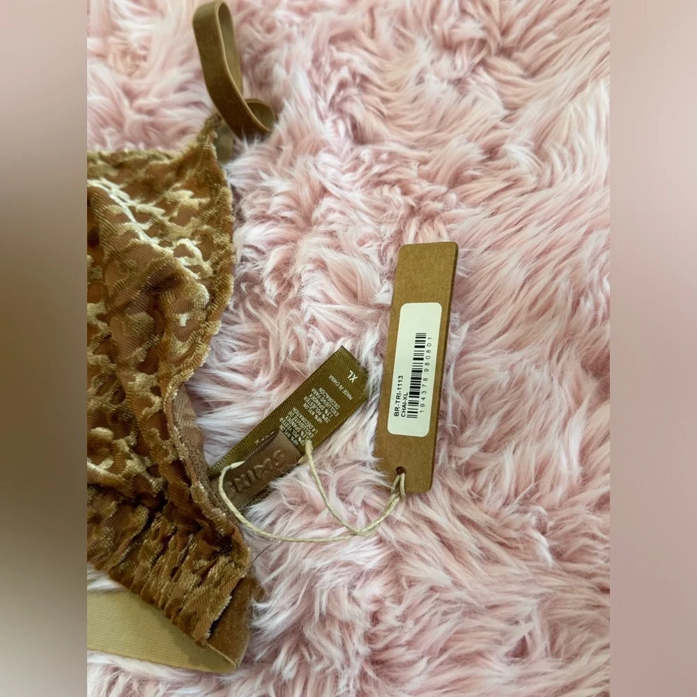 NWT SKIMS LOGO VELVET TRIANGLE‎ BRA